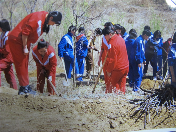 2000年4月22日全校师生到密云水库参加植树劳动.jpg